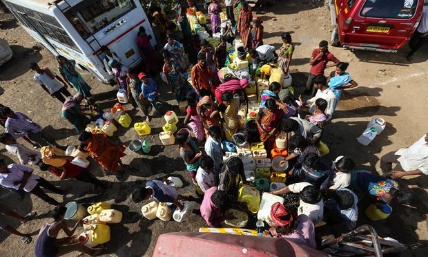 Người dân bang Maharashtra, nơi chịu cảnh hạn hán, lấy nước từ các két nước ở Mumbai.