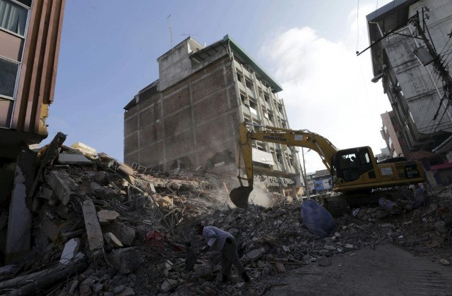 Máy xúc đất hạng nặng được sử dụng để loại bỏ các mảnh vỡ của một tòa nhà bị đổ sập tại tỉnh Portoviejo.