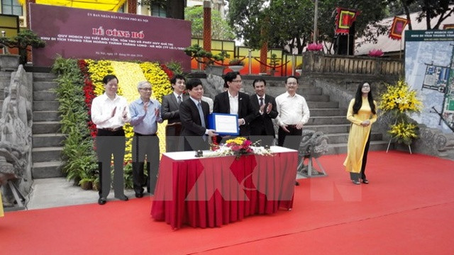 Đại diện Bộ Xây dựng trao hồ sơ quy hoạch cho thành phố Hà Nội. (Ảnh: Mạnh Khánh/TTXVN)