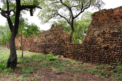 Khu phế tích thị trấn cổ Loropeni tại Burkina Fao (Tâu Phi). Thị trấn này được cho là do người Lohron hoặc Koulango xây dựng từ thế kỷ 11. Ảnh AFP.