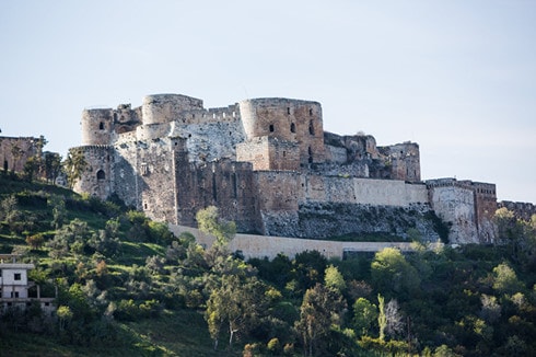 Lâu đài Krak des Chevaliers được xây dựng trên một vách đá cao 650m cách thành phố Homs của Syria khoảng 65km. Các trận động đất và nội chiến đã phá hủy một phần công trình này. Ảnh Sputnik