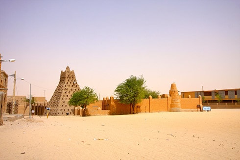 Thị trấn Timbuktu miền Trung Mali được người Tuareg xây dựng vào thế kỷ thứ 12 làm trung tâm buôn bán. UNESCO đang tìm cách bảo tồn các công trình có giá trị tại đây như nhà thờ Hồi giáo   Djingareyber và Sankore, vườn treo và tháp nước. Ảnh Sputnik