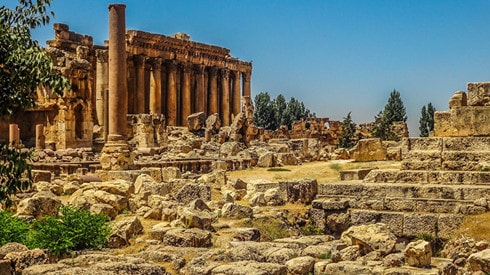 Trung tâm tôn giáo Baalbek được xây dựng từ thế kỷ 4 TrcCN cách Beirut khoảng 80km và là nơi thờ cúng các vị thần La Mã. Nhiều khối đá xây dựng công trình này có trọng lượng lên đến 100 tấn. Các nhà khoa học hiện vẫn đau đầu về việc những người xây dựng công trình này vận chuyển các khối đá này như thế nào. Ảnh Sputnik