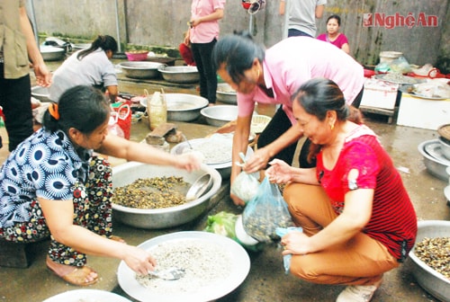 Mùa này hến được bày bán rất nhiều ở chợ.