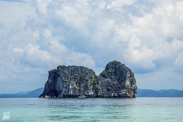 Nhiều bãi biển ở Thái Lan giữ được vẻ đẹp khá hoang sơ, khơi dậy khát khao chinh phục và khám phá của giới 'mê xê dịch', Ảnh: Koh Lanta là đảo du lịch khá nổi tiếng nằm phía Nam Thái Lan nổi tiếng với những bãi biển và những vách đá tuyệt đẹp.