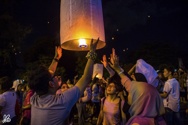Nếu may mắn thì bạn sẽ được tham gia lễ hội thả đèn trời ở Chiang Mai cùng dân bản địa - một trải nghiệm khá thú vị.