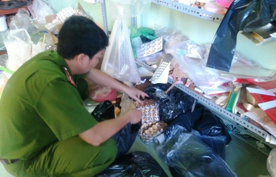 Lực lượng chức năng phát hiện thu giữ cả ngàn sản phẩm làm đẹp không rõ nguồn gốc.