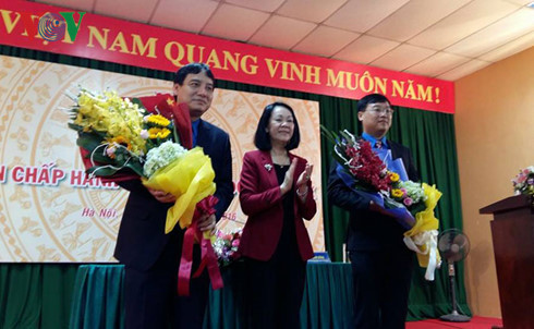 Bà Trương Thị Mai, Ủy viên Bộ Chính trị tặng hoa chúc mừng ông Nguyễn Đắc Vinh (ảnh trái) và ông Lê Quốc Phong