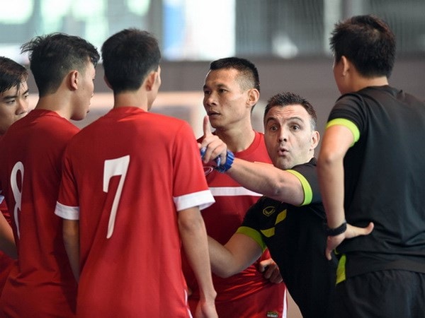 Futsal Việt Nam (áo đỏ) từng làm nên kỳ tích trước nhà vô địch châu Á Nhật Bản. 