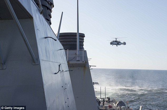 Chiến đấu cơ của Nga bay áp sát tàu USS Cook trên biển Baltic ngày 11/4. Ảnh: Reuters.