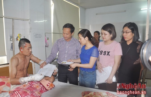 Lãnh đạo công đoàn Khu kinh tế Đông Nam thăm công nhân bị bỏng lò hơi đang điều trị tại bệnh viện Đa khoa tỉnh