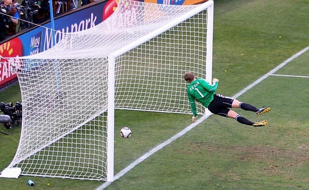 Bàn thắng không được công nhận của Frank Lampard tại World Cup 2010 - Ảnh: AFP