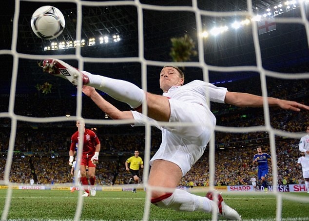 Pha cứu thua gây tranh cãi của Terry trong trận Anh thắng sát nút Ukraine ở EURO 2012 - Ảnh: AFP
