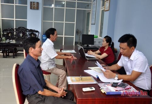 LS Nguyễn Trọng Hải (bên phải) tư vấn pháp lý miễn phí cho bạn đọc Báo Nghệ An. Ảnh tư liệu.