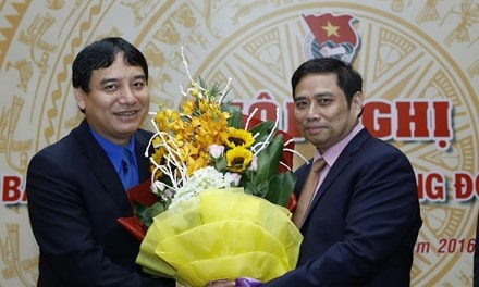 Đồng chí Phạm Minh Chính, Ủy viên Bộ Chính trị, Bí thư Trung ương Đảng, Trưởng Ban Tổ chức Trung ương tặng hoa đồng chí Nguyễn Đắc Vinh.