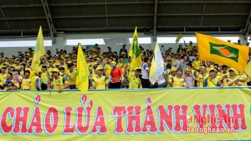 Các CĐV SLNA trên khán đài sân Pleiku mùa giải 2015.
