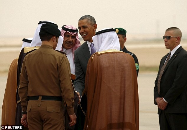 Giới chức Saudi Arabia đón tiếp Tổng thống Obama tại sân bay quốc tế thủ đô Riyadh. Ảnh: Reuters.