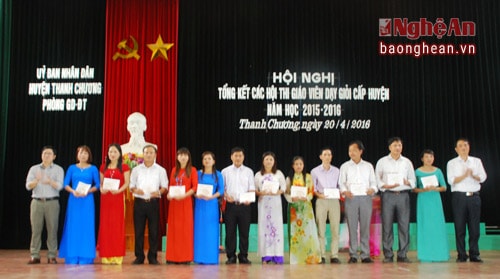 Lãnh đạo huyện Thanh Chương trao bằng khen cho các giáo viên. 