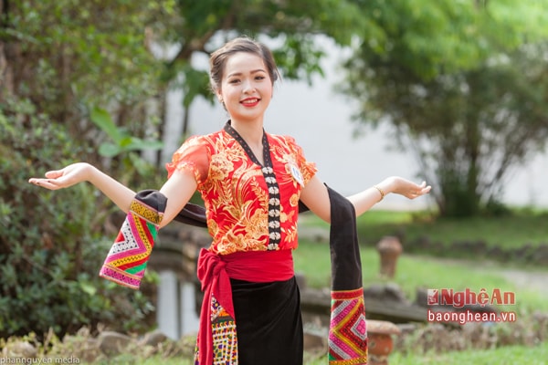 Thông qua phần trình diễn trang phục dân tộc, các thí sinh đã mang đến vẻ đẹp đặc sắc mang tính truyền thống của dân tộc mình.