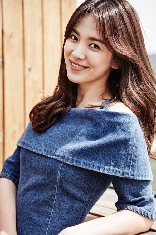 Hye Kyo tươi tắn với thiết kế denim cách điệu bờ vai.