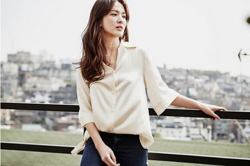 Song Hye Kyo nổi tiếng với nhiều phim truyền hình ăn khách hàng đầu Hàn Quốc. Tác phẩm gây ấn tượng gần đây của người đẹp là Hậu duệ mặt trời.