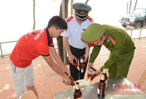 Đoàn thanh, kiểm tra liên ngành đã xử phạt cơ sở này theo quy định của pháp luật với mức phạt là 1,2 triệu đồng, buội tiêu hủy số bia quá hạn sử dụng cũng như nhắc nhở nhà hàng chấn chỉnh việc kinh doanh.