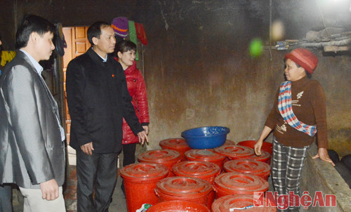 Lãnh đạo huyện Kỳ Sơn trao đổi với hộ dân xã Hữu Kiệm về kinh nghiệm phát triển chăn nuôi hiệu quả