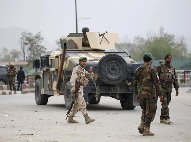 Lực lượng An ninh Quốc gia Afghanistan (ANA) được huy động đến hiện trường vụ đánh bom tại Kabul. Ảnh: Reuters. 