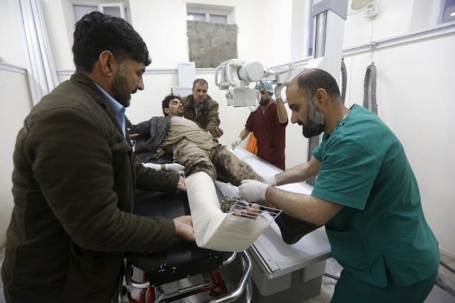 Một người đàn ông Afghanistan được điều trị tại một bệnh viện sau vụ đánh bom xe liều chết hôm 19/4 tại thủ đô Kabul. Ảnh: Reuters.