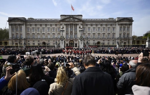  Đám đông tụ tập bên ngoài Cung điện Buckingham ở London để được tận mắt diện kiến Nữ hoàng Anh.