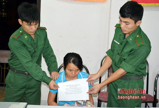 Lương Thị Yến bị bắt khi đang dẫn theo ba cô gái ra Móng Cái bán sang Trung Quốc.