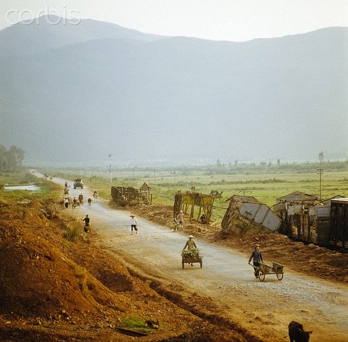 1.Vinh, Nghệ An 1/3/1973. Người dân với những chiếc xe bò chuyên chở nguyên vật liệu trên đoạn đường Quốc lộ 1. Ảnh. Werner Schulze-dpa-Corbis.