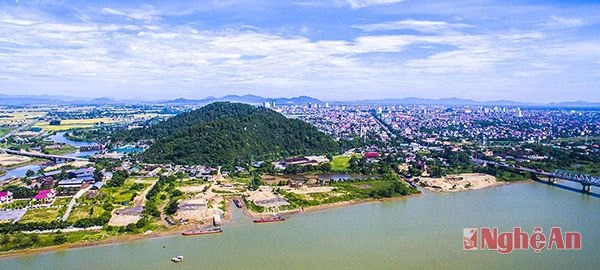 Toàn cảnh thành phố Vinh nhìn từ phía Nam sông Lam. Ảnh Sỹ Minh