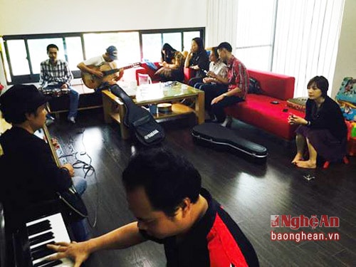 Các thành viên say sưa tập luyện
