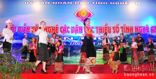 Phần thi trình diễn trang phục dân tộc của các thi sinh tham gia hội thi.
