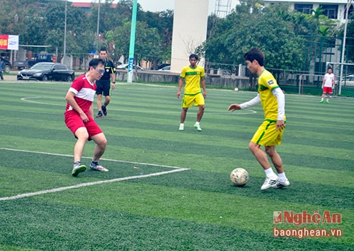 Thi đấu bóng đá.