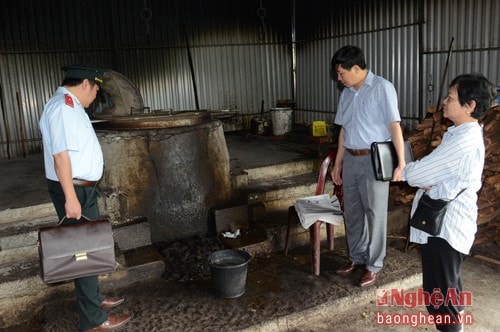 Khi đoàn vào kiểm tra, cơ sở đang thực hiện quay lợn để bán cho khách. Phía trong cơ sở, đặc biệt xung quanh lò quay rất bẩn, nhầy nhụa mỡ.