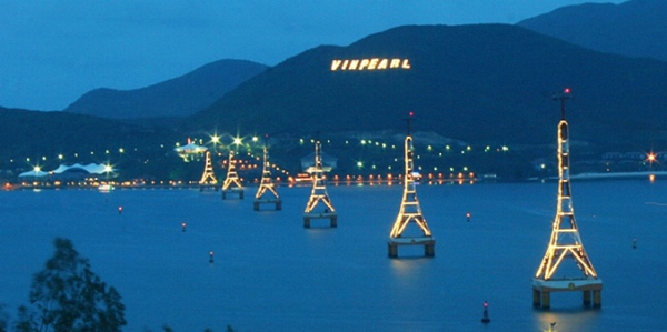 Biển Nha Trang lung linh cả ngày lẫn đêm.
