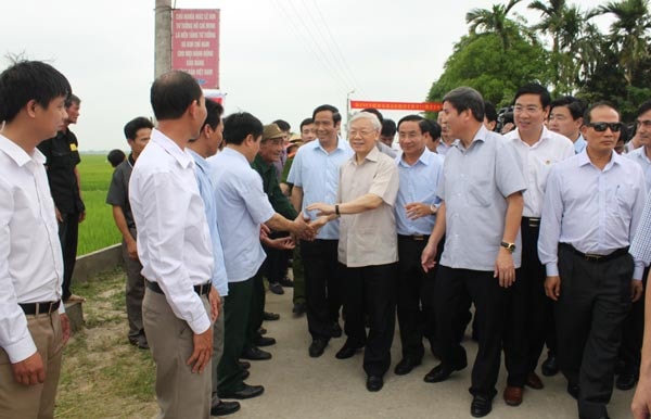 Tổng Bí thư Nguyễn Phú Trọng và đoàn công tác của Trung ương đến thăm hỏi bà con nhân dân ở khu dân cư nông thôn mới kiểu mẫu thôn Tân Văn, xã Thạch Văn, huyện Thạch Hà, tỉnh Hà Tĩnh - See more at: http://www.sggp.org.vn/thongtincanuoc/mientrung/2016/4/418861/#sthash.bRov4RDk.dpuf