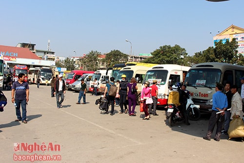 Bến xe Vinh mỗi ngày có trên 320 chuyến xe khách phục vụ nội, ngoại tỉnh.