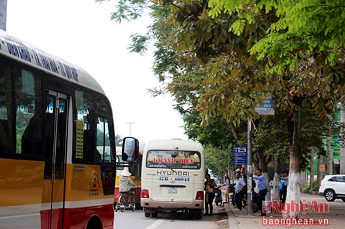 Tình trạng xe khách “tranh giành” khách với xe buýt khá phổ biến trên đoạn đường Mai Hắc Đế. Trong ảnh xe khách Khánh Hiền (tuyến Vinh – Nghĩa Đàn) bắt khách ngay tại bến xe buýt gần Ngã tư Ga.