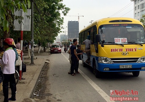 Xe khách của HTX vận tải hành khách Huy Hải chèo kéo khách trên đường Mai Hắc Đế, trước cổng trường THPT Dân tộc nội trú 