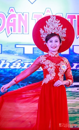 Thí sinh Trần Thị Ngọc Lan dân tộc Thái, đến từ Nghía Đàn