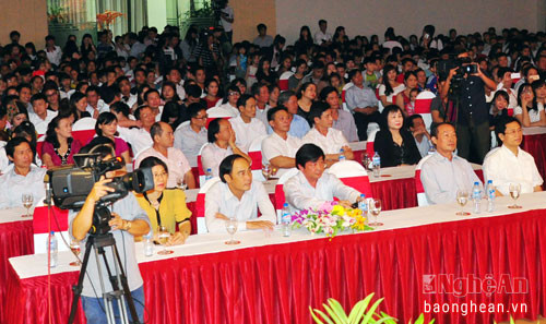 Đông đảo đại biểu và khán giả tham dự Lễ bế mạc Hội diễn văn nghệ các dân tộc thiểu số lần thứ 4.