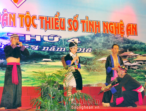 Tiết mục công diễn múa khèn Mông của Đoàn NTQC huyện Kỳ Sơn.