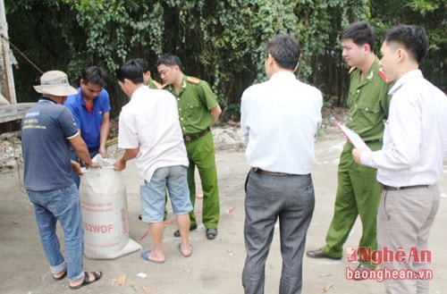 Lực lượng công an tiến hành kiểm tra số hành nói trên