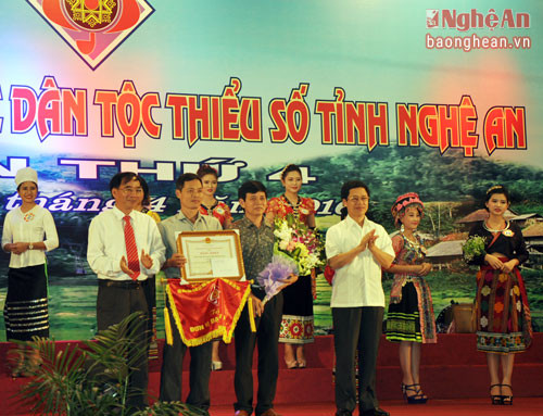 Lãnh đạo tỉnh trao giải Nhất toàn đoàn cho Đoàn NTQC huyện Tân Kỳ.