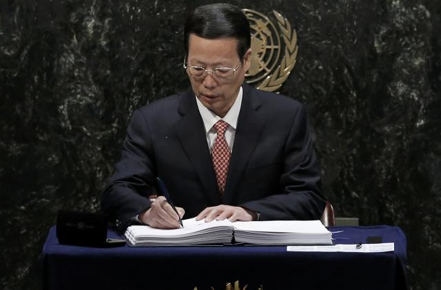 Phó Thủ tướng Trung Quốc Trương Cao Lệ ký kết thỏa thuận Paris về biến đổi khí hậu tại trụ sở LHQ, New York vào ngày 22/4