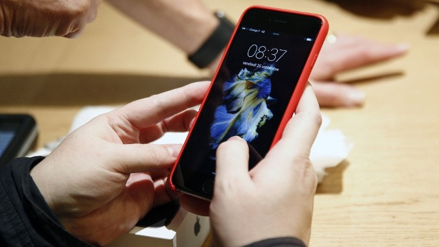 .Ảnh 01: Bộ Tư pháp Mỹ rút đơn yêu cầu Apple trợ giúp mở khóa chiếc Iphone của tay trùm buôn ma túy tại New York (Theo Getty Images)