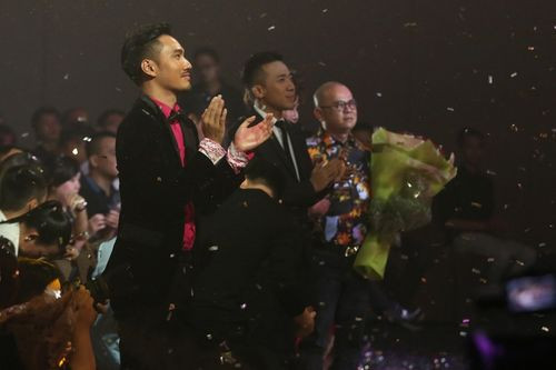 Nhà thiết kế Lý Quí Khánh, Trấn Thành... đồng loạt đứng dậy vỗ tay khi đêm nhạc kết thúc. 